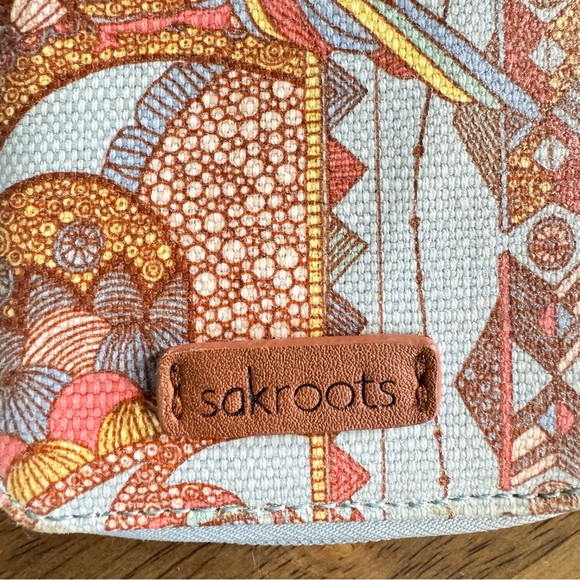 Sakroots crossbody wallet - Picture 4 of 10